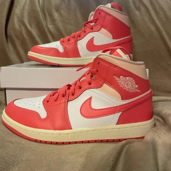 Women’s NIKE Air Jordan 1 Mid - Picture 6 of 13